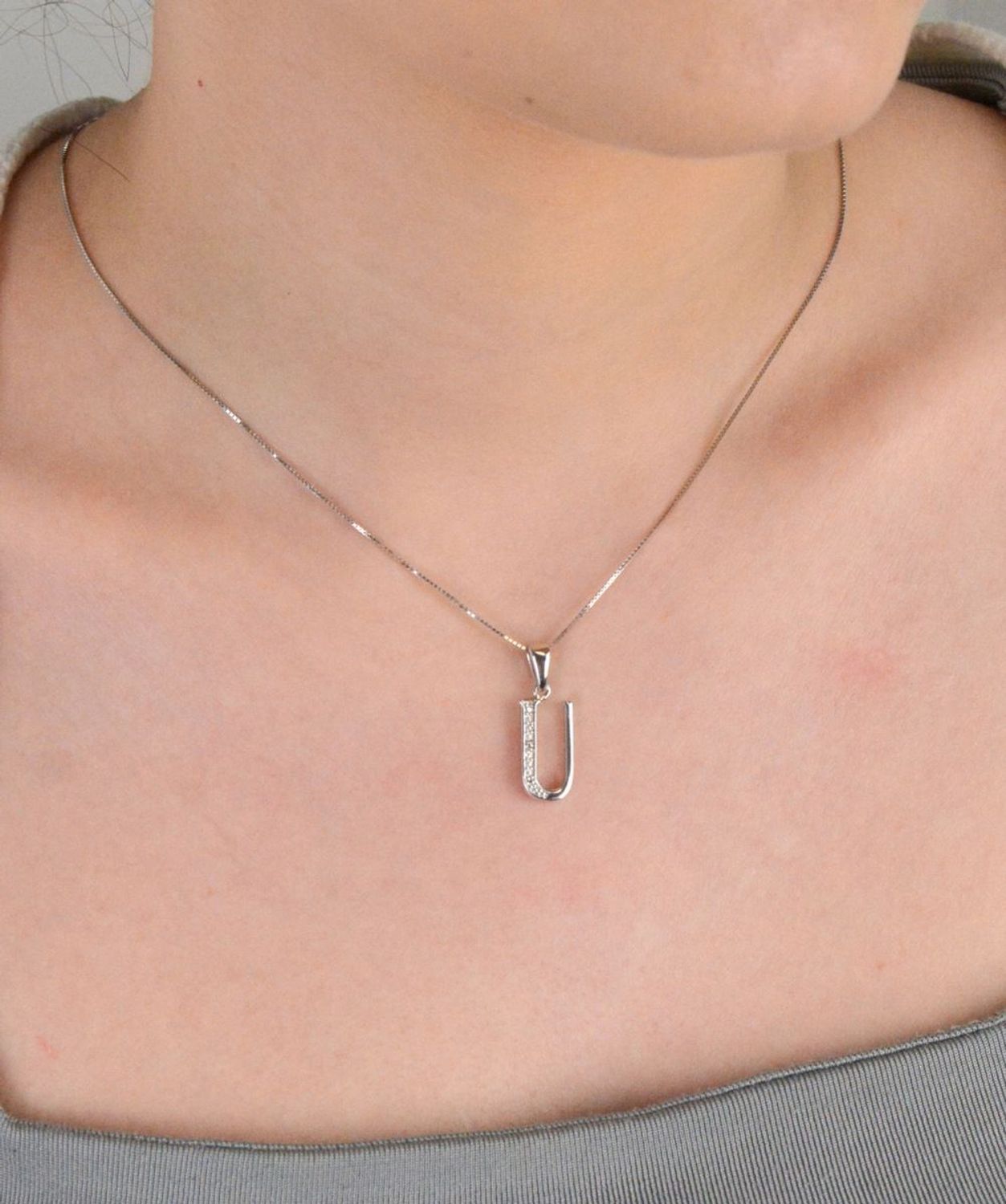 Zawieszka srebrna literka U zdobiona cyrkoniami próba 925, AP012-1795 U Zawieszka w kształcie literki U, wykonana ze srebra próby 925, to doskonały wybór dla tych, którzy pragną połączyć 1.jpg